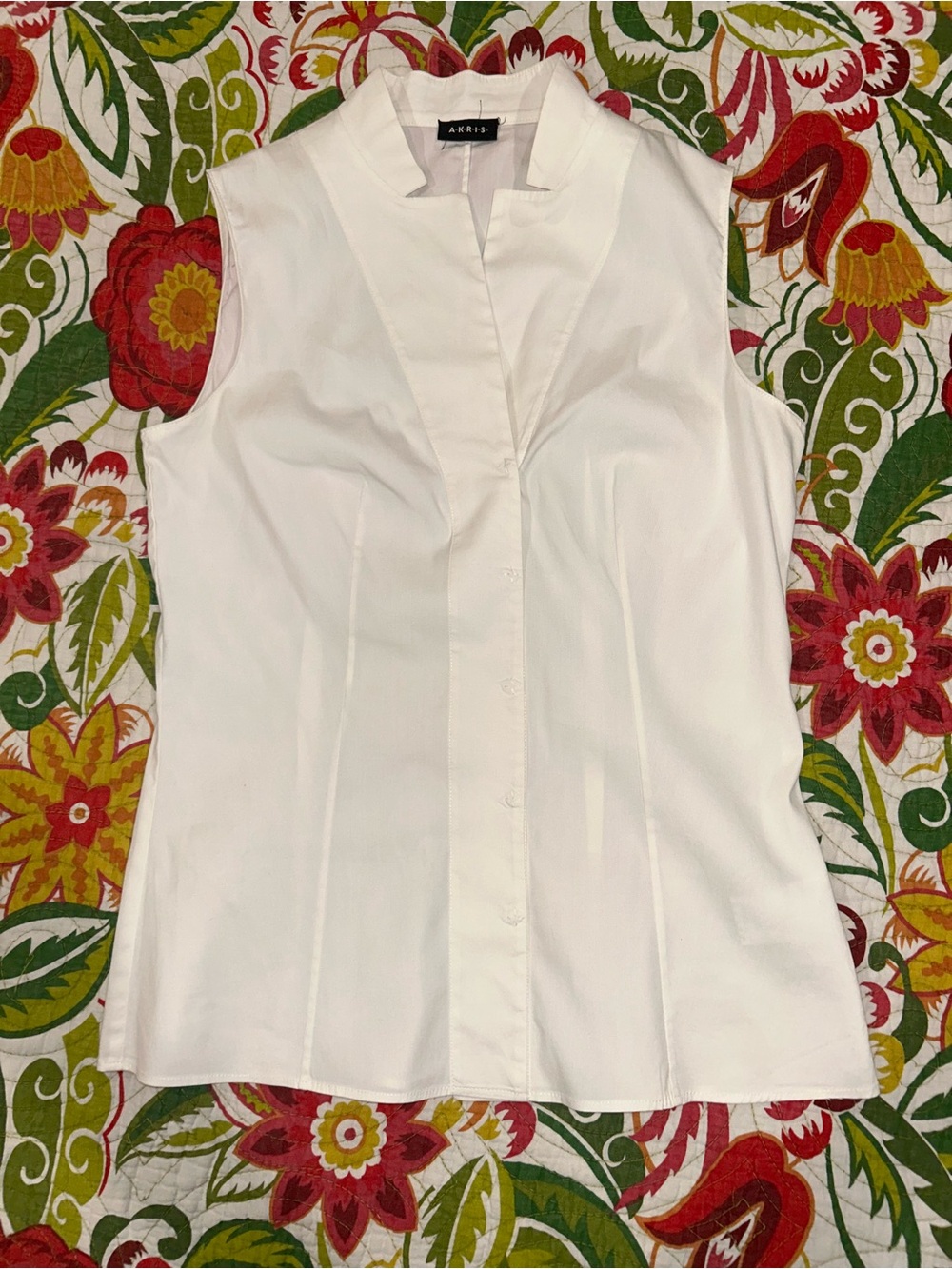 Akris Punto Sleeveless White V-Neck Button Front Blouse
